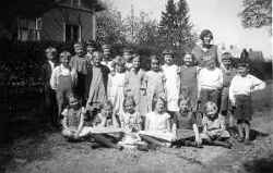 Skolklass vid V�stra skolan i Fjugesta med barn och l�rarinnan Vera Karlsson - klicka f�r att f�rstora