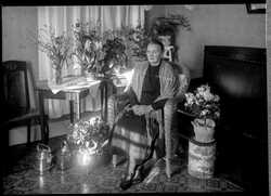 Fru Lisa Wictorsson med blommor - klicka f�r att f�rstora