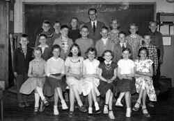 Skolbarn med l�rare i Binninge skola 1957 - klicka f�r att f�rstora