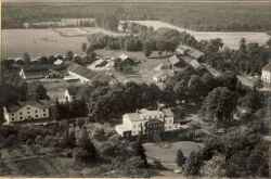 Flygfoto �ver Latorps herrg�rd med huvudbyggnaden i nederkanten - klicka f�r att f�rstora