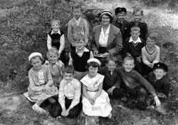 Skolbarn med l�rarinna i Binninge - klicka f�r att f�rstora