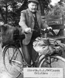 Skrothandlare G A Karlsson fr�n Kvistbro med lastad cykel - klicka f�r att f�rstora