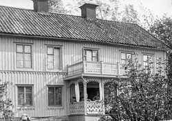 Familjen Janson p� verandan, vyer - klicka f�r att f�rstora