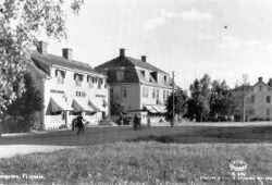 Storgatan i Fjugesta med Kjells aff�r n�rmast till v�nster och Konsums aff�rshus till h�ger - klicka f�r att f�rstora