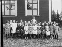 Fr�ken Rakel Anderson med skolgrupp - klicka f�r att f�rstora