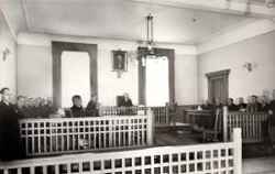Tingssalen i Edsbergs h�rads tingshus i Fjugesta f�re om�ndringen �r 1947. Till v�nster syns n�mndeman Gust Persson, Carl Karlberg, Paul Bergdahl, Uno Bellander, Tore Nilsson och Ture Lindberg samt polisman K E Karlsson; till h�ger om dem sitter landsfiskal H Lindstr�m och f�rste notarien Ove Sundelius; i mitten sitter h�radsh�vding G Ramstedt; till h�ger sitter h�radsdomare H Cedergren, n�mndeman Ivar Andersson, Wald Nilsson, Gotthard Edlund, Nils Bj�rk och Helmfrid Nilsson samt f�rre landsfiskalen T G Blomkvist - klicka f�r att f�rstora