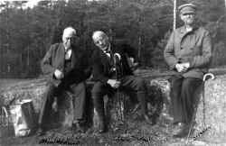 Doktor Sahlstrand och veterin�r Joel Ekelund vilar p� en sten samman med en man som kan heta Str�mberg - klicka f�r att f�rstora