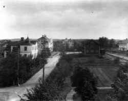 Vy fr�n hotellet �ver Storgatan i Fjugesta med j�rnv�gen till h�ger. - klicka f�r att f�rstora