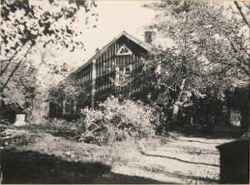 Huvudbyggnaden vid August Ernfrid Helld�ns fastighet i Fjugesta �r 1946 som revs 1979 - klicka f�r att f�rstora