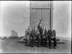 Gruppbild med m�n och en kvinna - klicka f�r att f�rstora