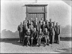 Gruppbild med m�n och en kvinna - klicka f�r att f�rstora