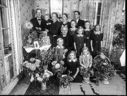 F�delsedagsfirande med barnbarn och blommor - klicka f�r att f�rstora
