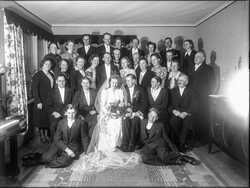 Br�llopspar, gruppbild, inomhus - klicka f�r att f�rstora