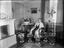 F�delsedagsfirande dam med blommor - klicka f�r att f�rstora