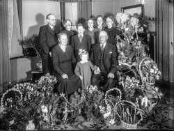 Guldbr�llopsfirande? grupp med blommor - klicka f�r att f�rstora