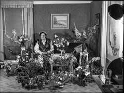F�delsedagsfirande dam med blommor - klicka f�r att f�rstora