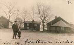 Alvar Victorsson med dottern framf�r huvudbyggnaden vid S�rby i Edsberg - klicka f�r att f�rstora