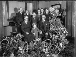 Guldbr�llopsfirande? par med familj och blommor - klicka f�r att f�rstora