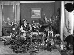 F�delsedagsfirande dam med blommor - klicka f�r att f�rstora