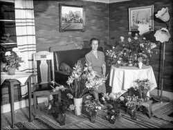 F�delsedagsfirande dam med blommor - klicka f�r att f�rstora