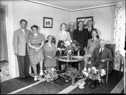 F�delsedagsfirande man med sl�kt och blommor - klicka f�r att f�rstora