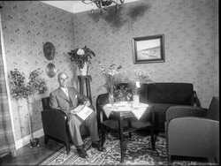 F�delsedagsfirande man med blommor - klicka f�r att f�rstora