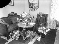 F�delsedagsfirande man med blommor - klicka f�r att f�rstora