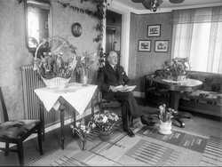 F�delsedagsfirande man med blommor - klicka f�r att f�rstora