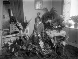 F�delsedagsfirande dam med blommor - klicka f�r att f�rstora