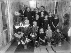F�delsedagsfirande med barnbarn och blommor - klicka f�r att f�rstora