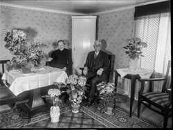 Guldbr�llopsfirande? par  med blommor - klicka f�r att f�rstora