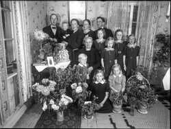 F�delsedagsfirande med barnbarn och blommor - klicka f�r att f�rstora