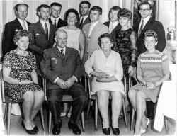 G�sta och Sigrid Gustafssons i Vekhyttan bjudning i mitten av 1960-talet.
Barnen: Gulli, �ke, Olof, Bengt, Birgitta, Bertil, B�rje, Sten, Viola, Solveig och G�te. - klicka f�r att f�rstora
