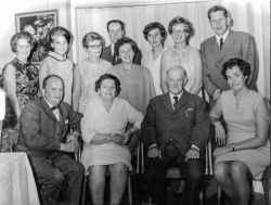 G�sta och Sigrid Gustafssons i Vekhyttan bjudning i mitten av 1960-talet.
Sv�rs�ner och sv�rd�ttrar: Karl, Mal-lis, Gunnel, Gullvi, Karin, Ingrid, Sonja, Allan, �rjan, Ingrid. - klicka f�r att f�rstora
