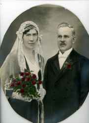 Ester och Axel Larsson, fabrikr, Bjrkbacka i Gropen. 
Vigsel 1932 Skagershults prstgrd.  - klicka fr att frstora