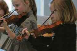 Str�korkester fr�n Askersunds och Lekebergs musikskolor. - klicka f�r att f�rstora