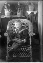 Fru A. Edlund, gosse - klicka f�r att f�rstora