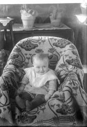 Fru Annie Nilson, flicka - klicka f�r att f�rstora