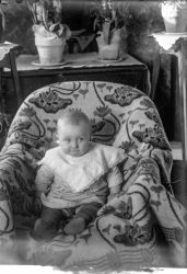 Fru Annie Nilson, flicka - klicka f�r att f�rstora
