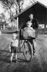 Oskar med Lars och Anton Rundberg utanf�r kyrkstallet - klicka f�r att f�rstora