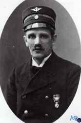 Stationsmstare Christian Viktor Vitalis Strm, Hidingebro station, d han nyss ftt medalj. Han fanns hr mellan ren 1925 och 1935 d han flyttade till Moheda. - klicka fr att frstora