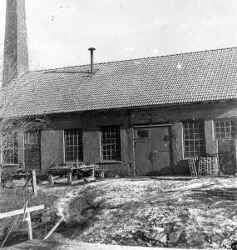 Reparationsverkstaden, tidigare stall och bildhuggeri - klicka f�r att f�rstora