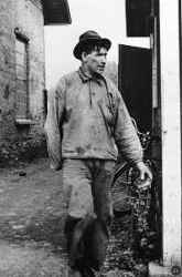 Adolf Svensson frrdsman vid Cementfabriken sedan han mist hger hand i kolkrossen - klicka fr att frstora