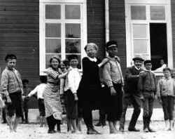 Lekande barn vid skola - klicka f�r att f�rstora