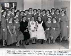 Barnsk�terskeexamen. F�rest�ndare Alice J�gerhed fyra fr�n h�ger i fr�mre raden - klicka f�r att f�rstora