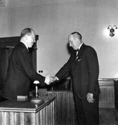 H�radsh�vding Lilja delar ut medalj till h�radsdomare Uno Bellander f�r medborgerlig f�rtj�nst - klicka f�r att f�rstora