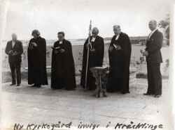 Invigning av Kr�cklinge kyrkog�rd. Fr�n v�nster syns biskop �ke Kastlund, Orvar Pettersson, Efraim Linderoth, Bertil Eriksson och Arne H�jenberg. J�mf�r bild 693 och 1483. - klicka f�r att f�rstora
