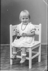 Fru Hildur Persson, flicka - klicka f�r att f�rstora