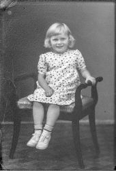 Fru Signe Nilson, flicka - klicka f�r att f�rstora