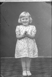 Fru Signe Nilson, flicka - klicka f�r att f�rstora